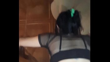 Латино-американка в корсете натирает крупные груди и приносит в очко